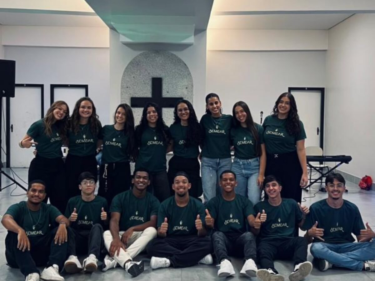 Equipe de Servos do Semear reunida na paróquia, de camiseta verde